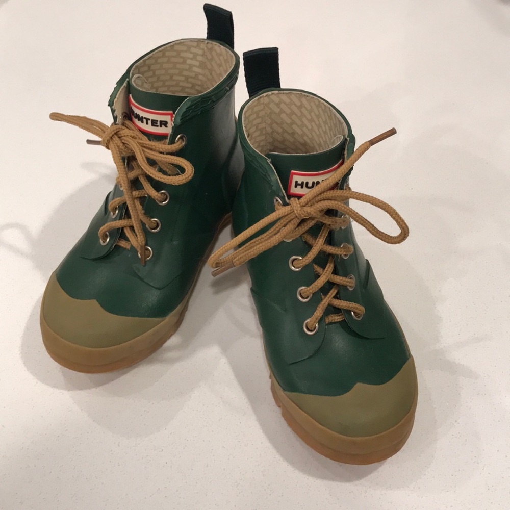 Hunter boys rain boots size 12/13 with defect